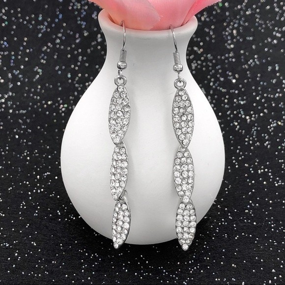 🌼 Long Silver Rhinestone Fancy Formal Dangle Earrings - Picture 1 of 3